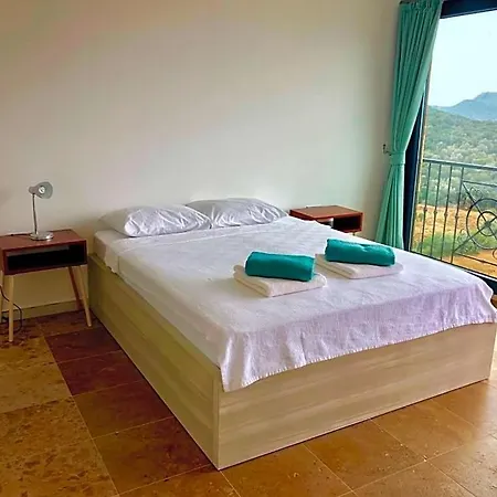 Gebze Sleeps 6 With Pool And Air Con