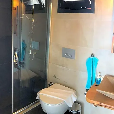 Gebze Sleeps 6 With Pool And Air Con וילה