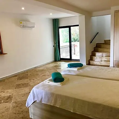 Gebze Sleeps 6 With Pool And Air Con